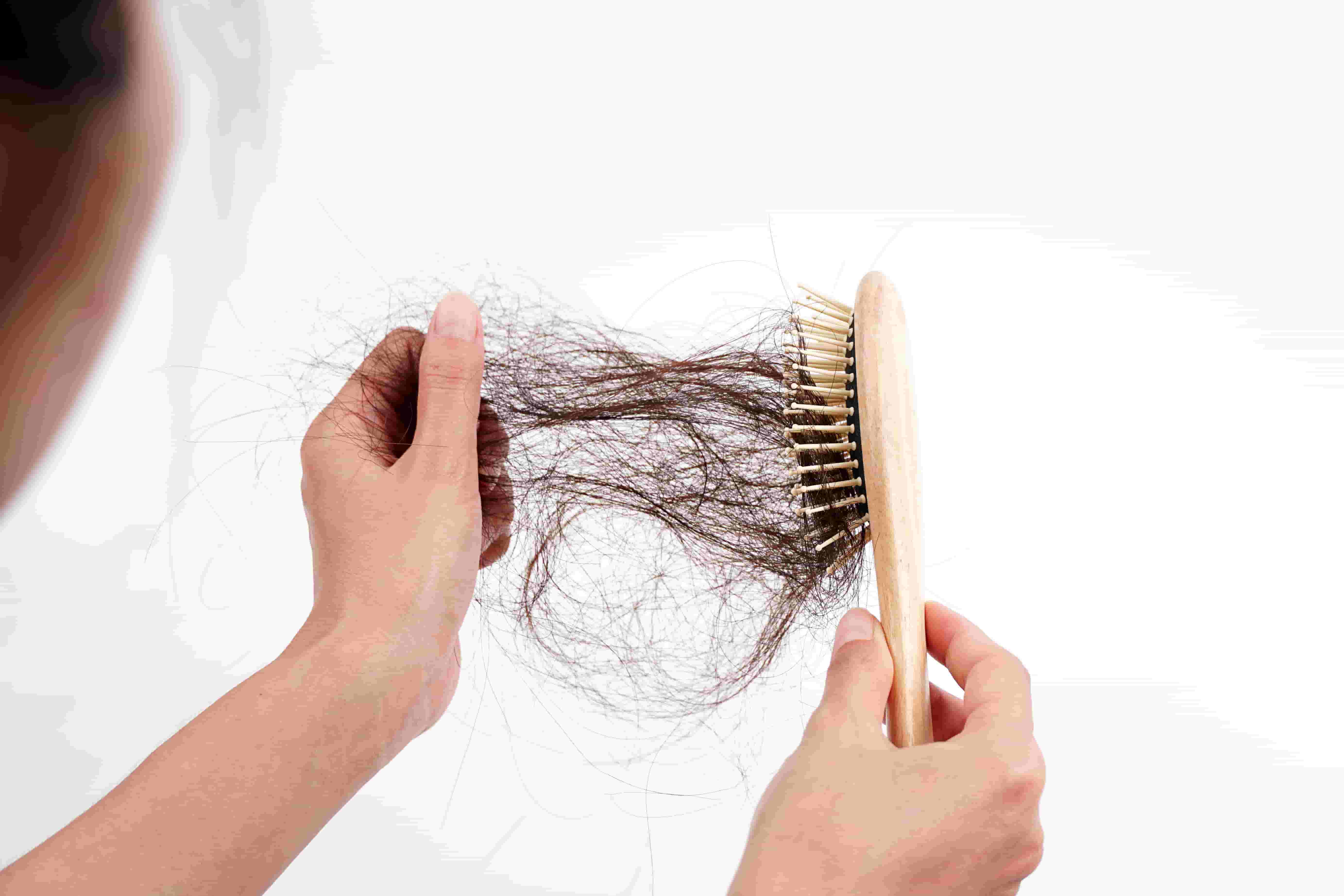 Lutter contre la chute des cheveux : solutions et conseils